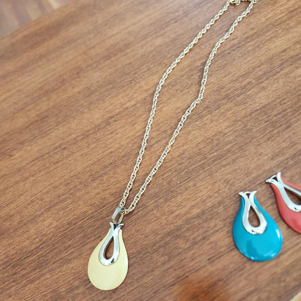 Rare Sarah Coventry signed Interchangeable pendants.